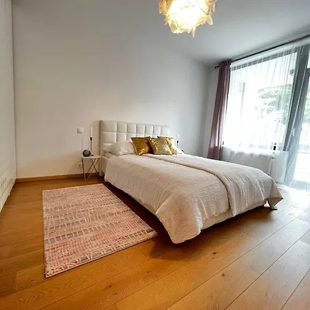 Daire Luxury Under Castle Peaceful Old Town Retreat